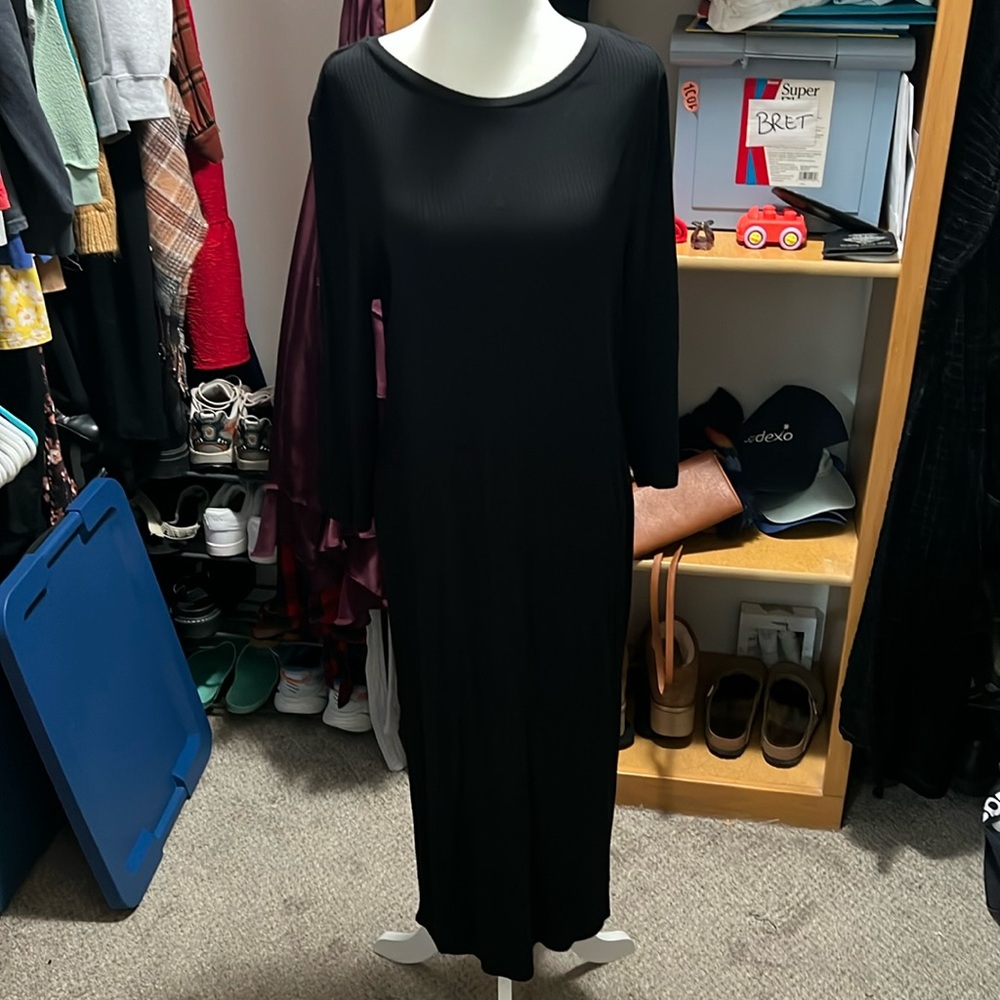 Black midi bodycon style dress. Size large.